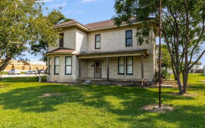 112 W Hackberry Street